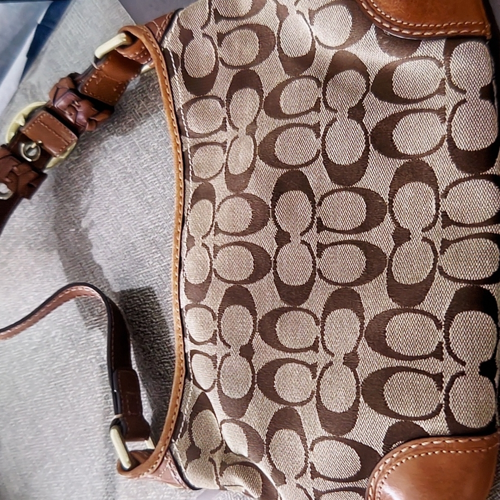 Uesd but in excellent conditions from outside and inside coach bag.